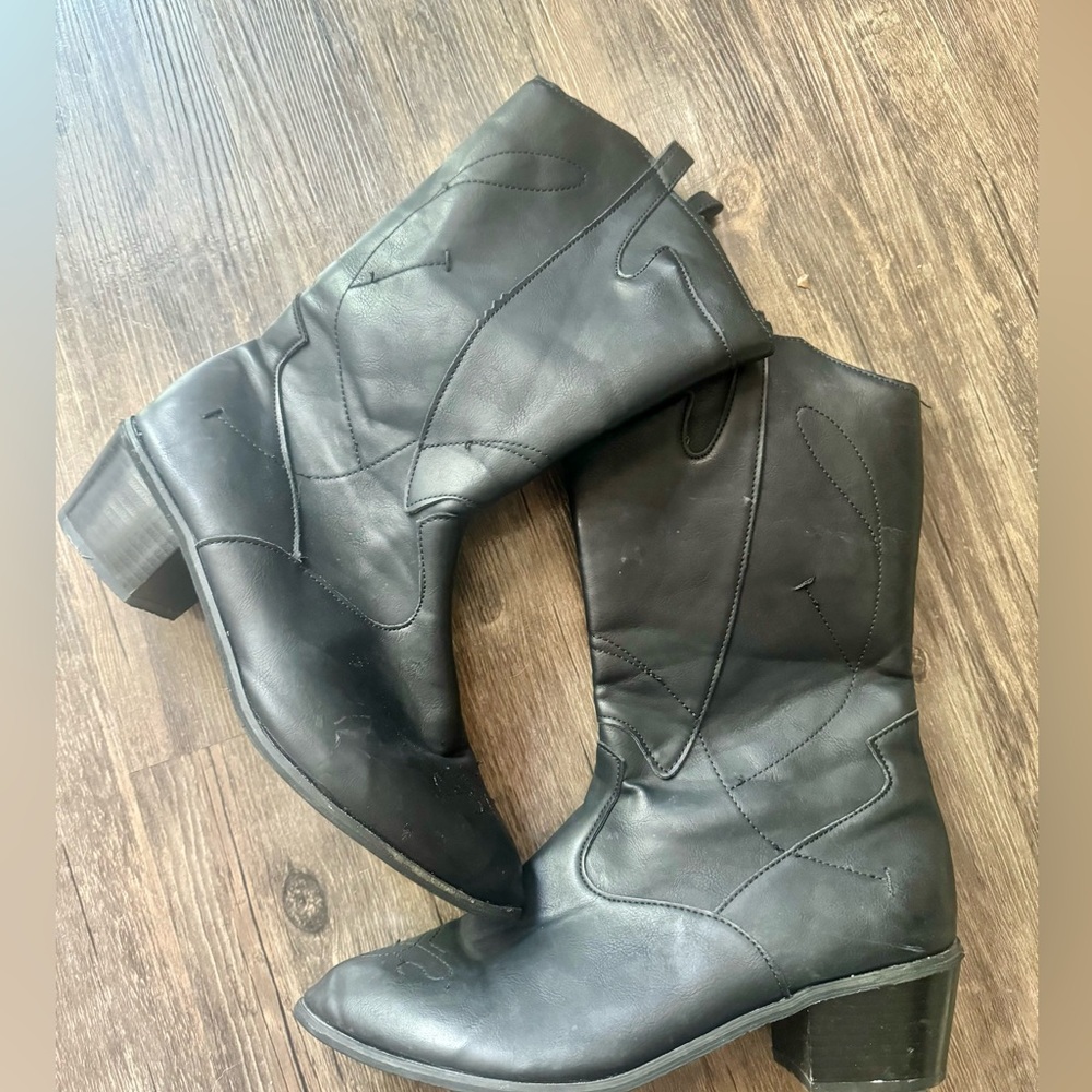 Black cowgirl boot size 42, good condition, mid calf